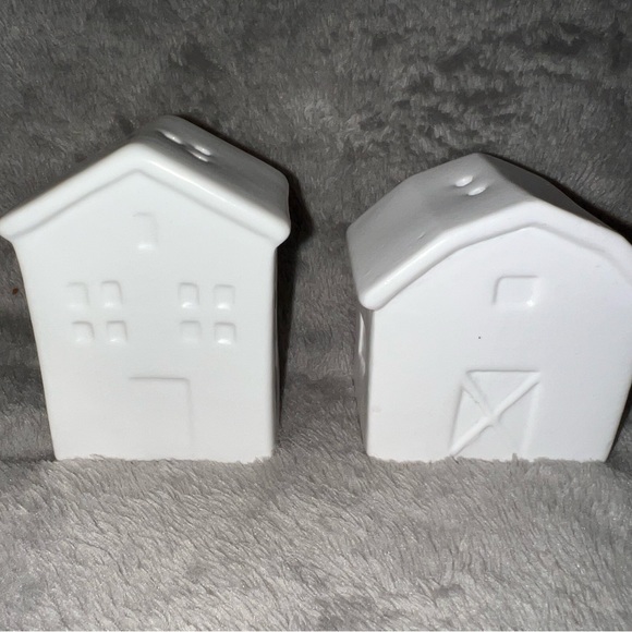 Robert Stanley Signature White Fall Farmhouse Ceramic Salt & Pepper Shakers Barn - Picture 2 of 8